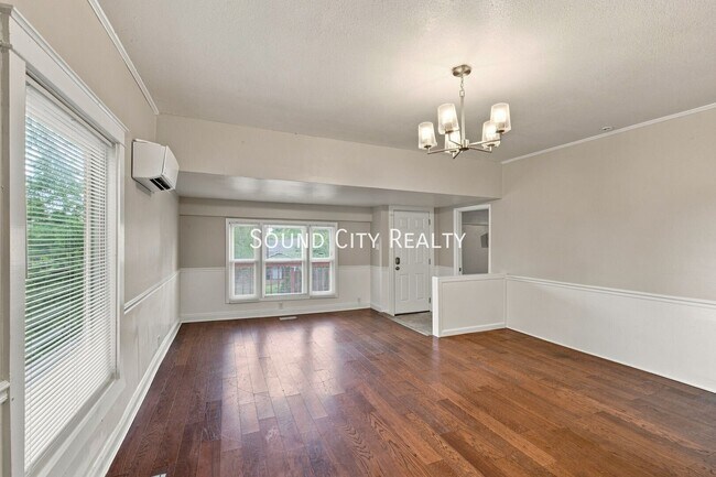 Building Photo - 4001 Dakota Ave
