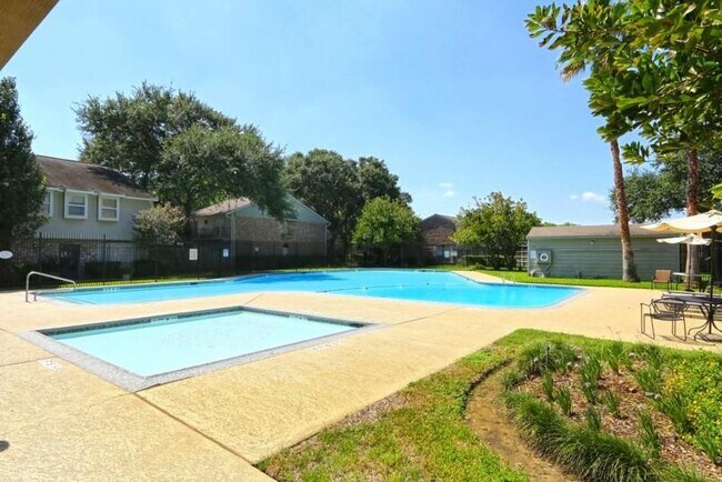 Building Photo - 9242 Westwood Village Dr