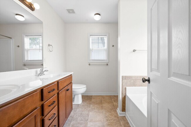 Building Photo - 3 Bedroom 2 Bath Pet Friendly Home For Rent Near Post!