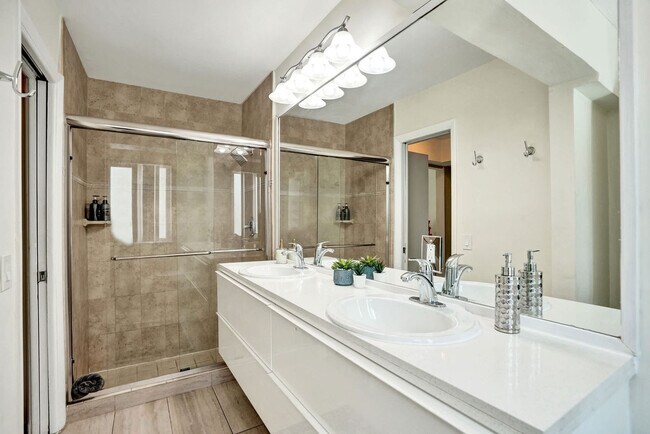 Building Photo - 5415 Harrison St