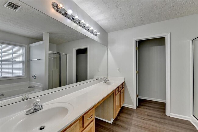 Building Photo - 6670 Island Pointe Dr