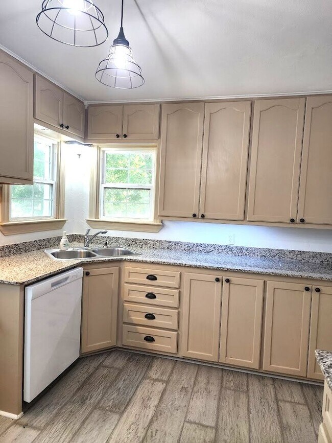 Building Photo - 2 Bed 1 Bath 2 Covered Carport in Corbin P...