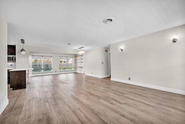 Building Photo - 921 SE 15th Ct