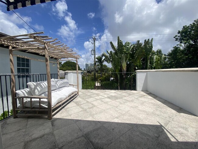Building Photo - 2422 S Miami Ave