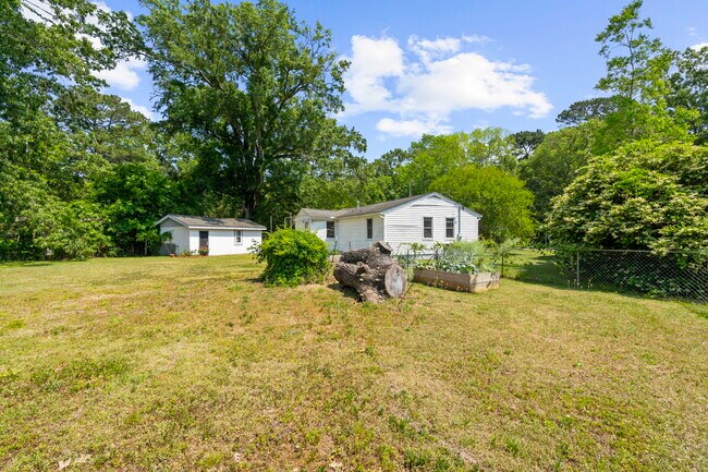 Building Photo - 2217 Doris Dr