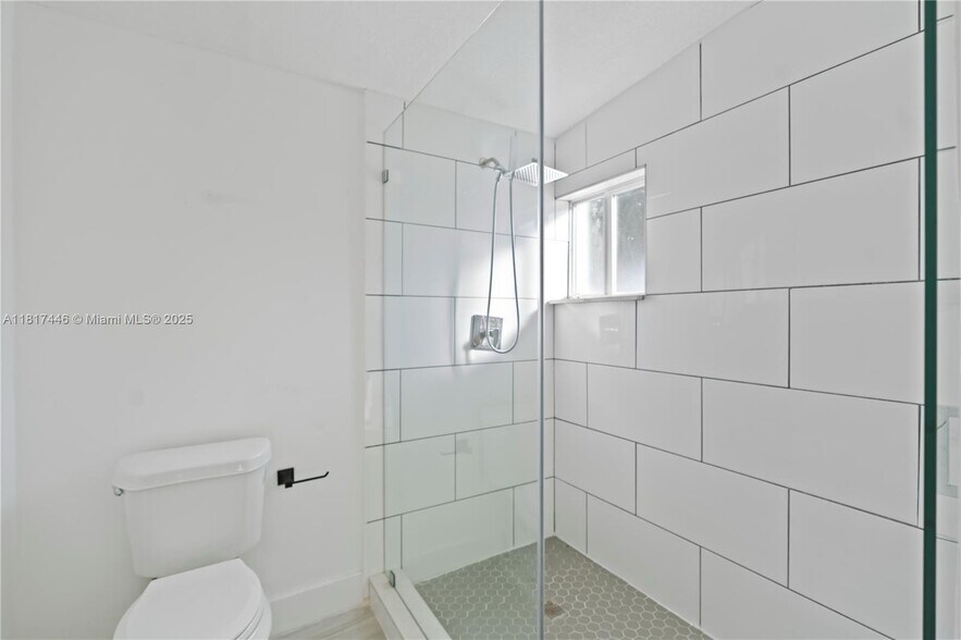 Building Photo - 641 E 44th St