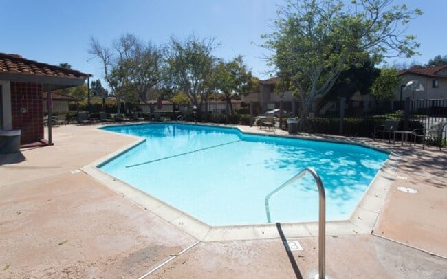 Building Photo - Renovated 3 bedroom 2 bath condo