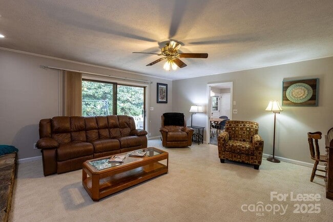 Building Photo - 102 Arbor Ln