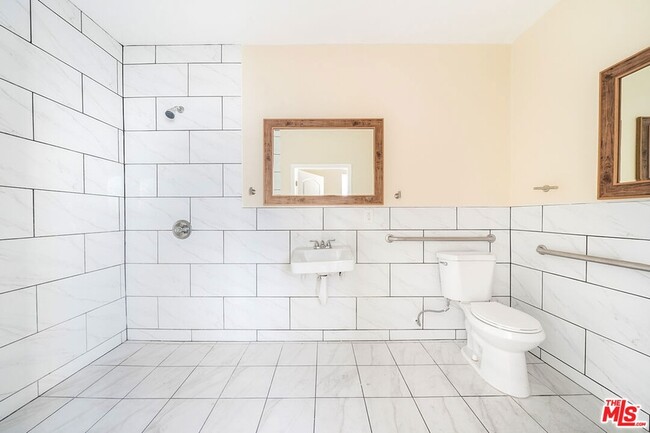 Building Photo - 1002 E 33rd St