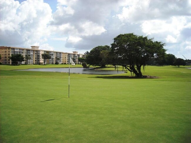 Building Photo - 2801 N Palm Aire Dr