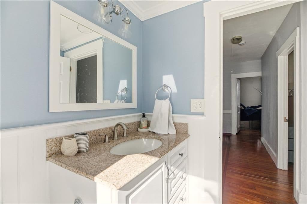 Building Photo - 13 Holland St