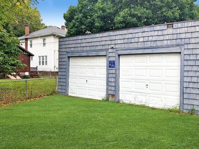Building Photo - Garage Galore: 2 Bed, 1 Bath Comedy Central!