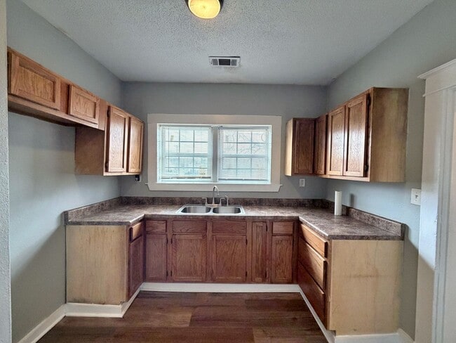 Building Photo - Renovated 2 bedroom Duplex NOW AVAILABLE!! ~ Minutes from midtown/downtown Memphis
