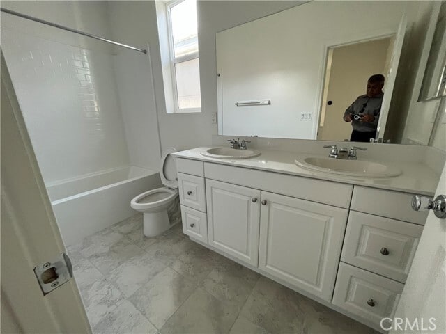 Building Photo - 913 E 2nd St