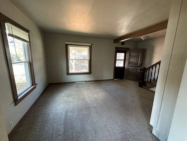 Building Photo - 3 bed 1.5 bath