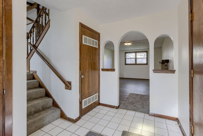 Building Photo - Stylishly Updated 3-Bedroom In Prime Location!!