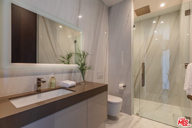 Building Photo - 9364 Beverlycrest Dr