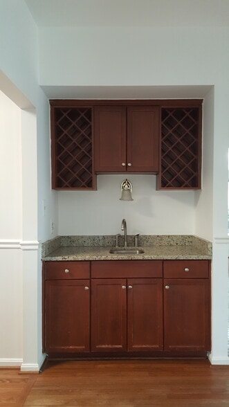 Wet bar - 5506 Village Center Dr