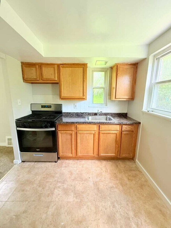 Building Photo - Spacious and beautifully updated 3-bedroom, 2-bath