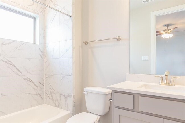 Building Photo - 5836 E Post Oak Ln