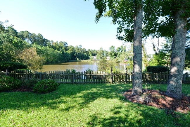 Building Photo - Lakefront home in Grassfield School District