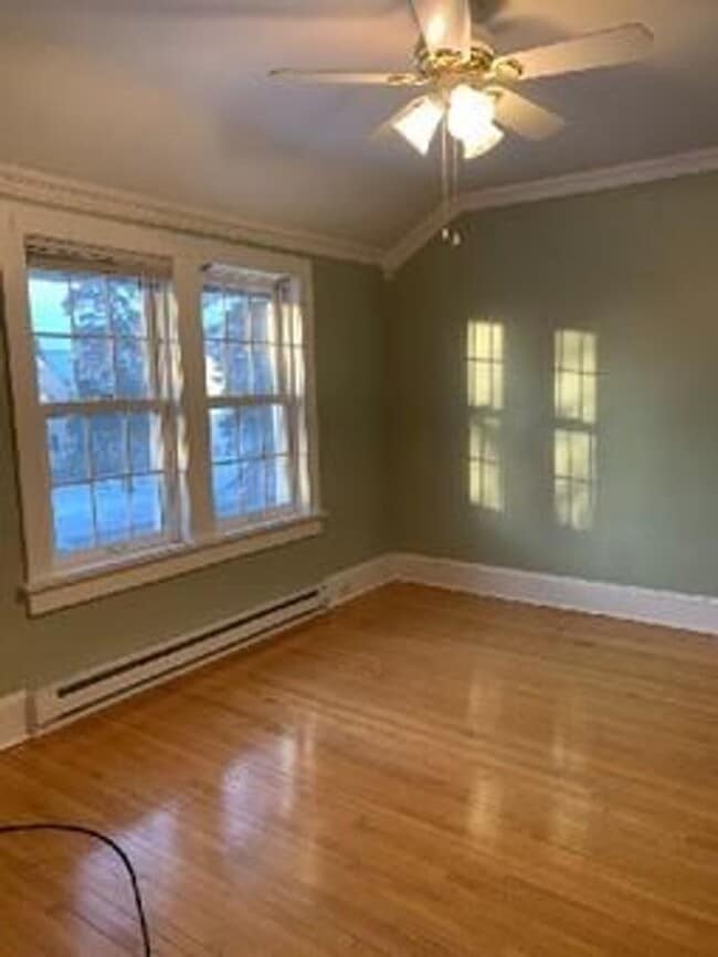 Building Photo - AVAILABLE AUGUST -  3 BED 2 BATH