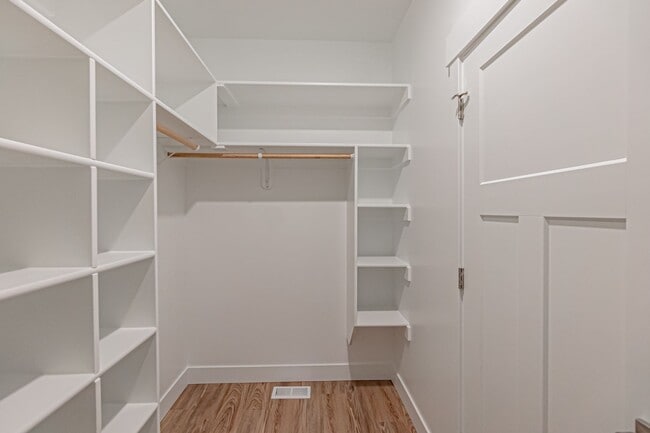 Building Photo - AVAILABLE TODAY - 3 Bed 2.5 Bath Townhome ...