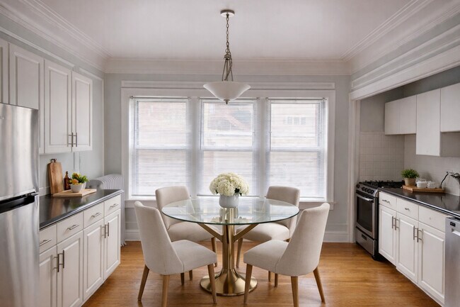 Building Photo - 618 1/2 Sheridan Rd