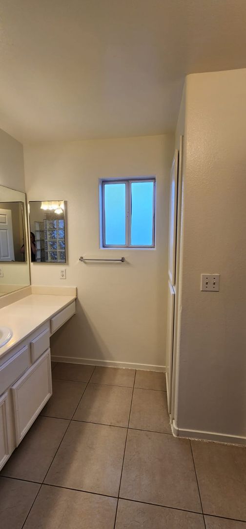 Building Photo - Beautiful 3-Bed, 2.5-Bath Home in Las Vegas