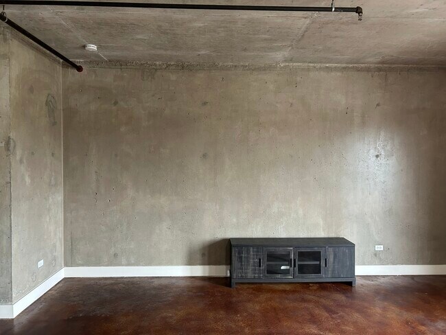 Building Photo - 326 River St