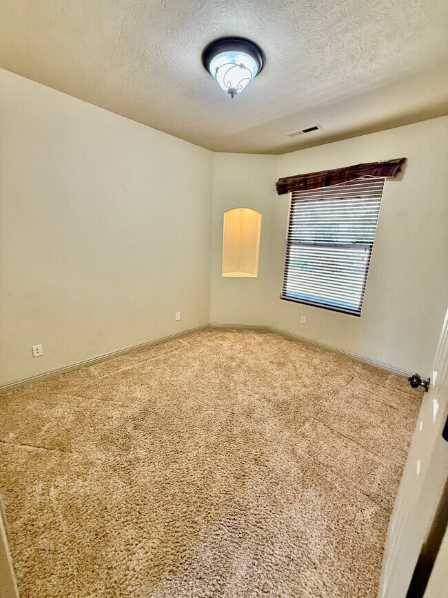 Building Photo - VIEWS in Toquerville Four Bedroom