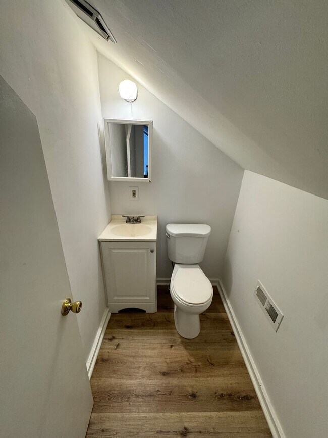 Building Photo - 3 bed 1.5 bath house near Church Hill