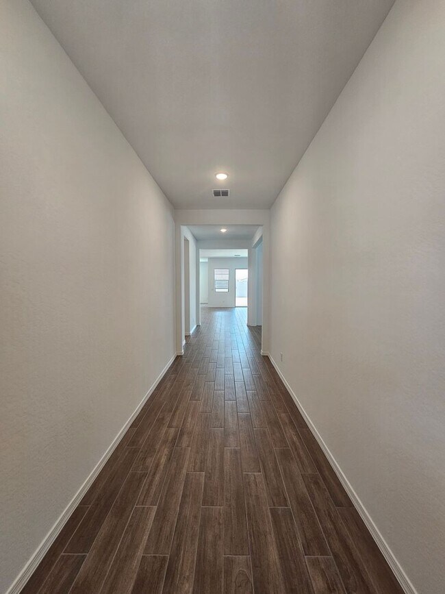 Building Photo - Wonderful new build with family fun amenities