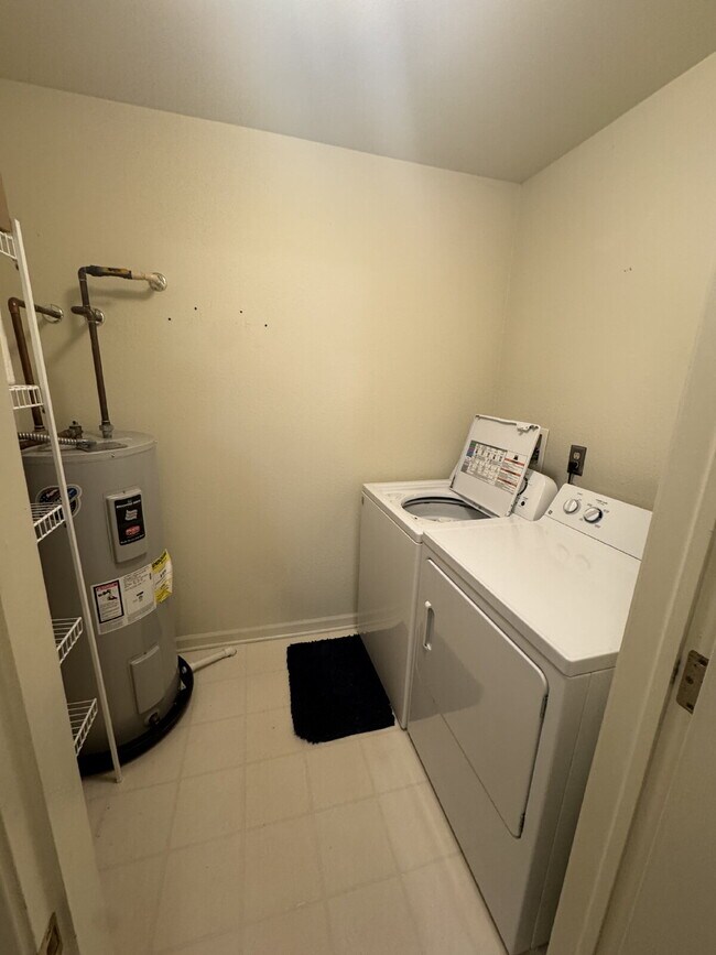 Building Photo - Fenton Fully-Furnished 2-Bedroom Apartment Available!