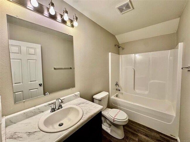 Building Photo - 4 bed/2 bath newer construction in prime location in Claremore!
