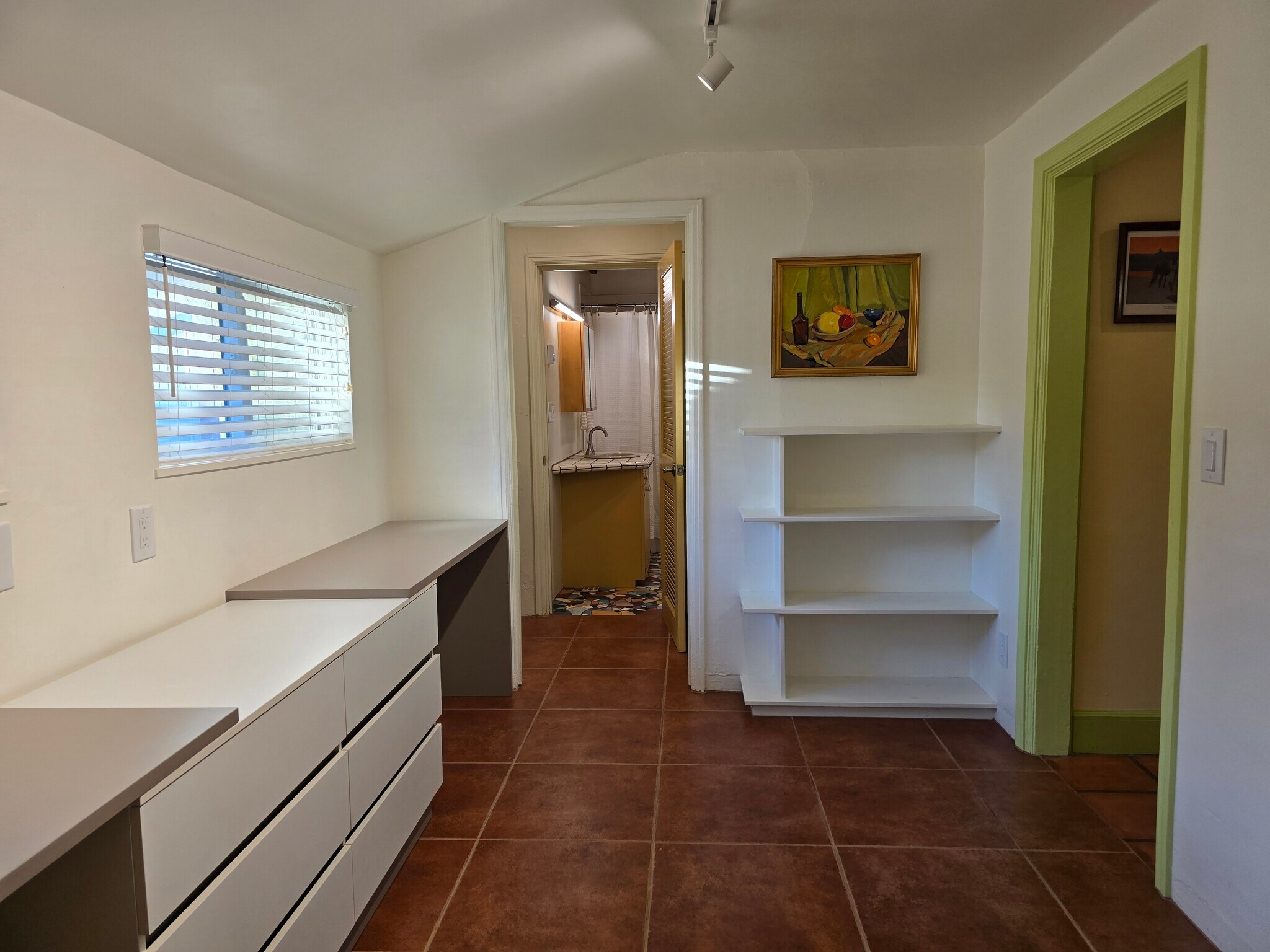 Building Photo - 619 N Jerrie Ave