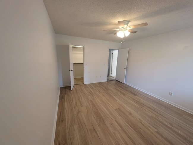 Building Photo - 542 S Woodburn Dr