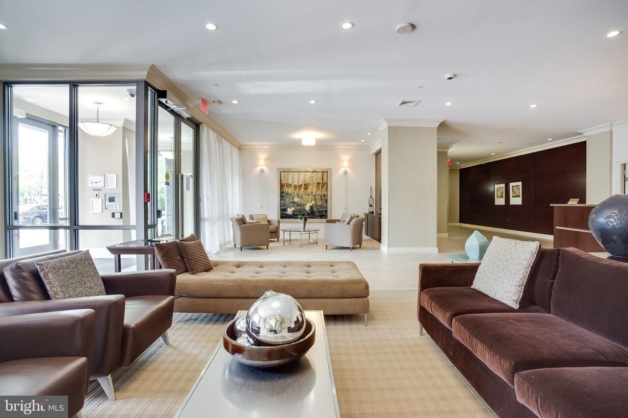 Lobby - 2451 Midtown Ave