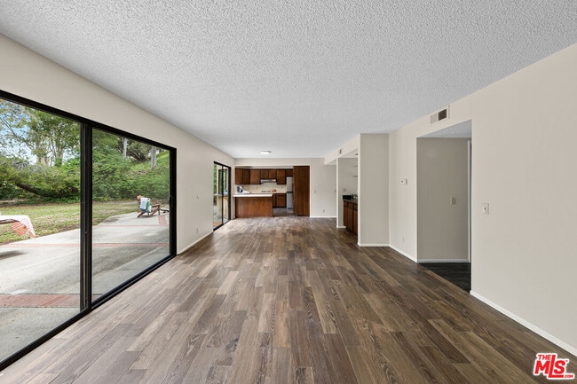 Building Photo - 780 Carriage Cir