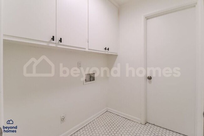 Building Photo - 3-Bedroom Home with Modern Updates and Spacious Yard - Ready for Move-In!