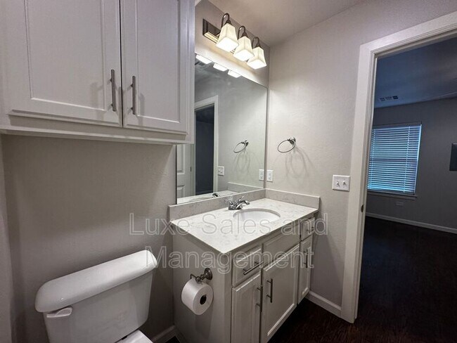 Building Photo - 11416 N Lincoln Blvd