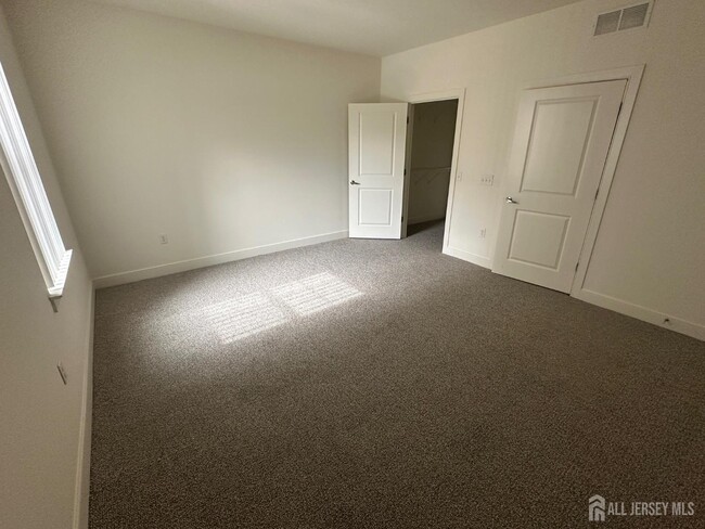 Building Photo - 88 Roosevelt Ave