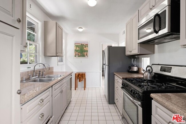 Building Photo - 2294 Mountain Oak Dr