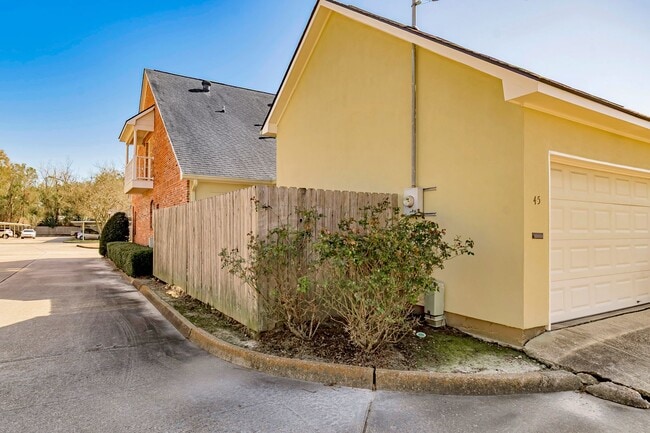 Building Photo - 3 Bedroom Townhome | Gated Community| Community Pool