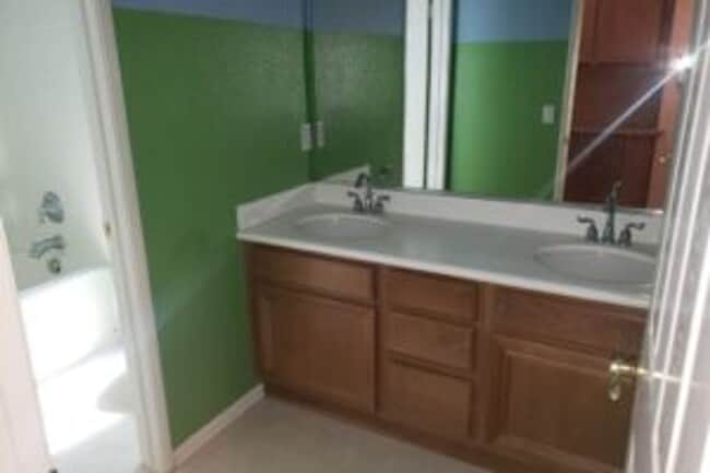 Building Photo - Large Orange Crest 5 bedroom 4.5 bathroom