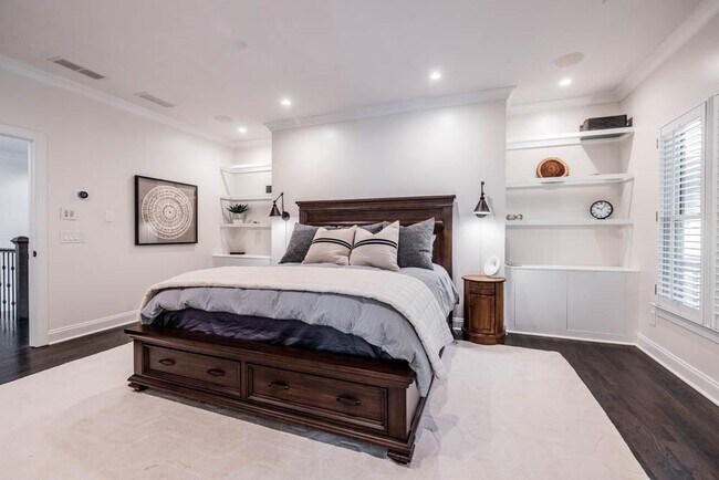 Building Photo - 470 Hamilton St SE