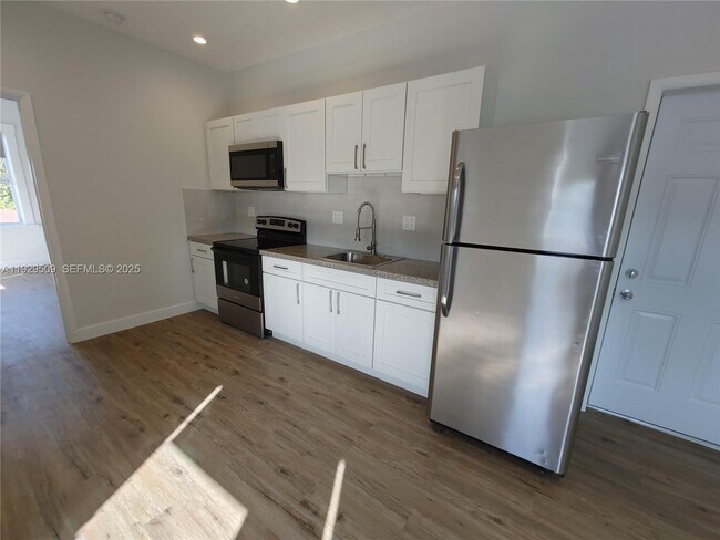 Building Photo - 1629 SW 6th St