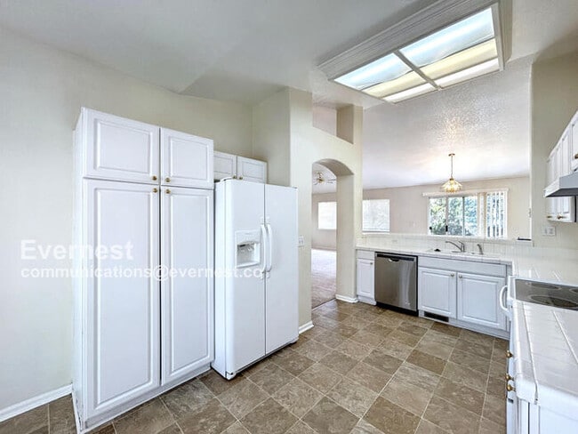 Building Photo - 3 Bed, 2 Bath Home with Fenced Yard & Garage / Available Soon!