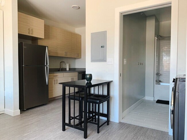 Building Photo - 2530 University Ave