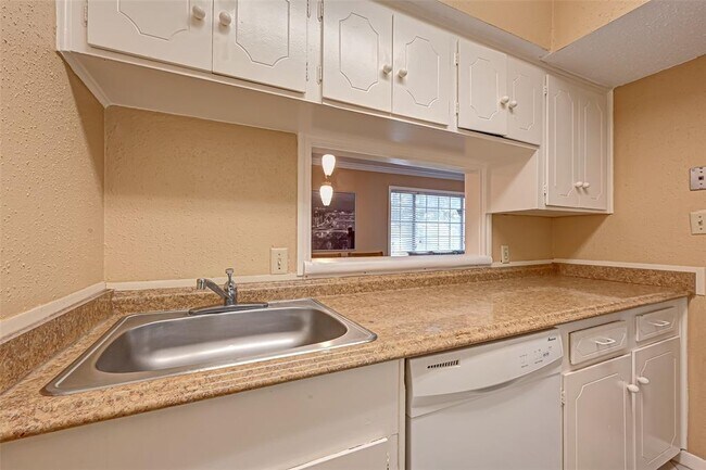 Building Photo - 2101 Fountain View Dr